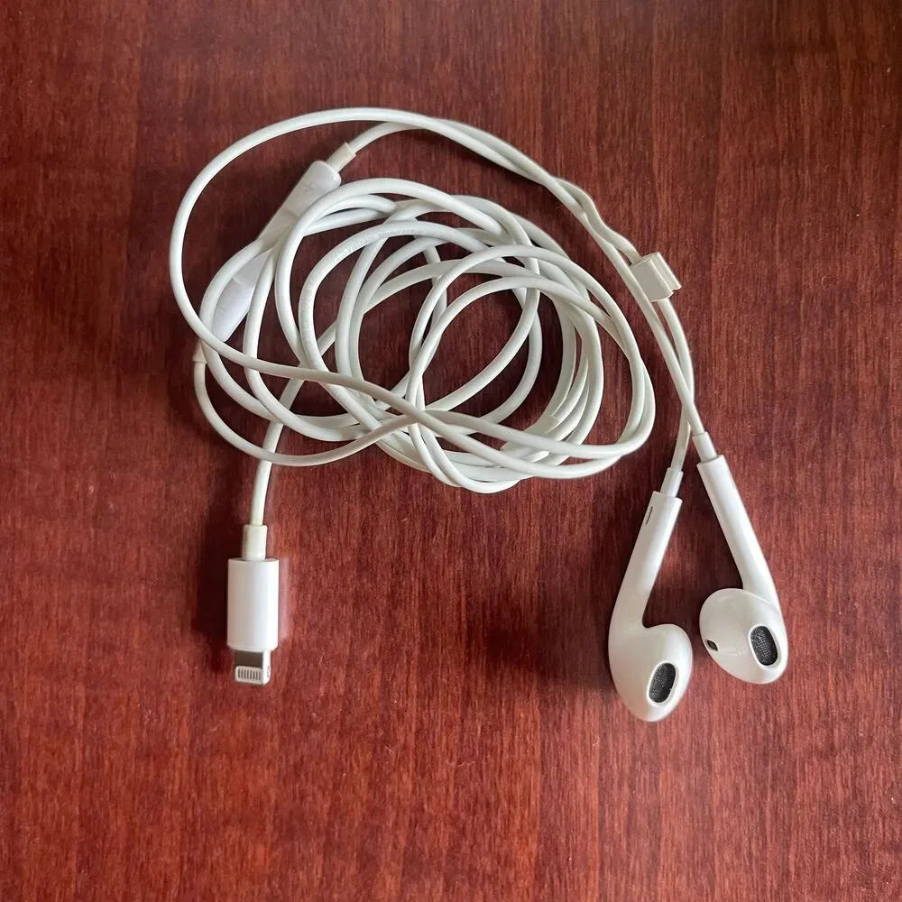 Apple EarPods (Lightning Connector) in ear Earbuds With Mic and Remote